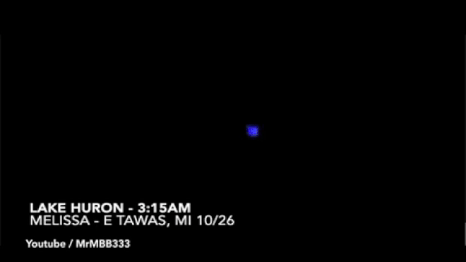 Ảnh Cảnh tượng kỳ lạ: Khối lập phương phát sáng giữa bầu trời đêm, có phải UFO?
