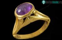 Ảnh Tìm thấy chiếc nhẫn thạch anh tím đẹp xuất sắc bên trong nhà máy rượu vang thời Byzantine ở Israel