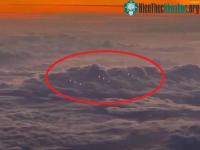 Ảnh Phi công ghi lại cảnh bất thường trên bầu trời và họ nghi ngờ đó là UFO