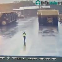 Ảnh Bị sét đánh tóe lửa dưới mưa, người đàn ông vẫn thoát chết một cách thần kỳ