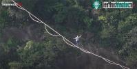 Ảnh Thót tim xem người đàn ông đi thăng bằng trên dây giữa hai đỉnh núi cao chót vót