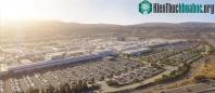 Ảnh Tổng thể siêu nhà máy của Tesla trước ngày hoạt động: xe cộ giống như kiến kế bên công trình khổng lồ