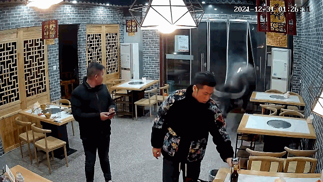 Ảnh Video: Trâu "điên" trốn khỏi lò mổ, bất ngờ lao vào cửa hàng húc văng cả người đàn ông