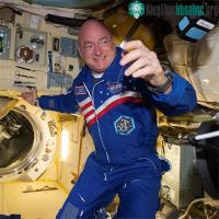 Ảnh Phi hành gia NASA mang bộ đồ khỉ đột lên Trạm vũ trụ quốc tế ISS